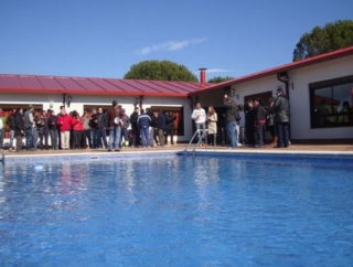 personas de pie al bordo de una piscina.jpg